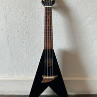 Ukulele Flying V Mahalo – raro con custodia