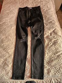 Jeans diritto strappato