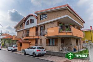 APPARTAMENTO CON TERRAZZO IN CONTESTO RECENTE - VE