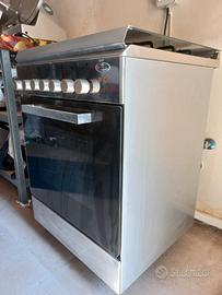 Piano cottura a gas con forno elettrico