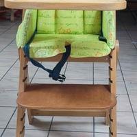 Seggiolone in legno per bimbo/a.