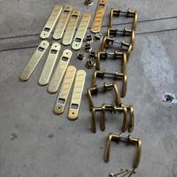 Maniglie porte e placche e rulli persiane ottone