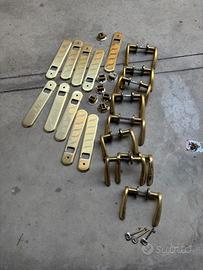 Maniglie porte e placche e rulli persiane ottone