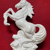 CAVALLO RAMPANTE IN CERAMICA BIANCA-ANNI '80