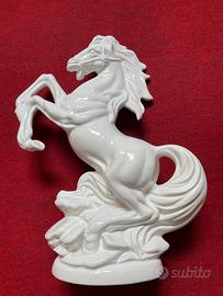 CAVALLO RAMPANTE IN CERAMICA BIANCA-ANNI '80