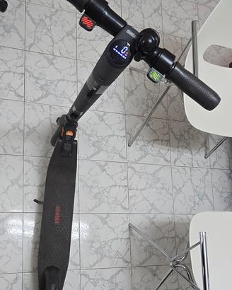 Monopattino Ninebot KickScooter E22E.