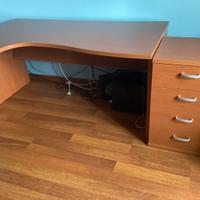 Scrivania cassettiera in legno colore ciliegio