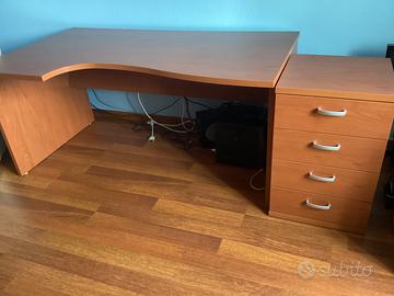 Scrivania cassettiera in legno colore ciliegio