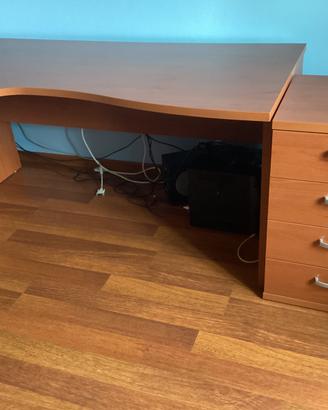 Scrivania cassettiera in legno colore ciliegio