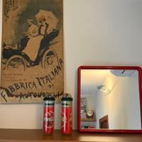 Specchi, manifesti, orologi, sedie