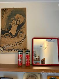 Specchi, manifesti, orologi, sedie