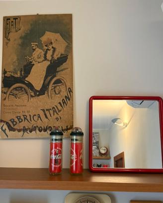 Specchi, manifesti, orologi, sedie