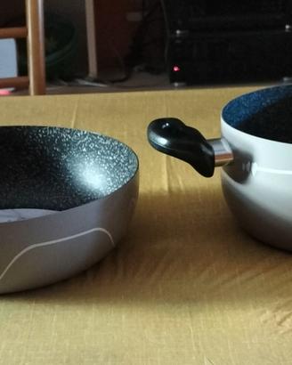 Padelle e casseruole di varie misure nuove antiade