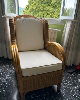 Poltrona in vimini con cuscini color crema