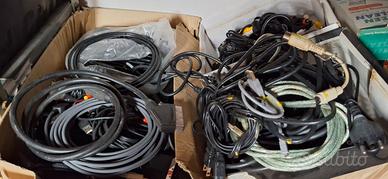 Materiale elettronico vario caricabatterie, fili