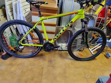 Bicicletta mountain bike