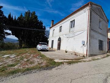 Casolare con ulivi e terreno 45.000