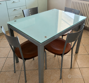 Annuncio separato tavolo e 4 sedie – 199 €