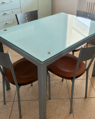 Annuncio separato tavolo e 4 sedie – 199 €