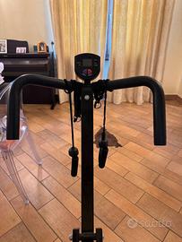 Attrezzo Fitness Crunch Display con pedali e corde