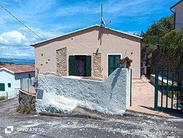 Villetta baciata dal sole, vista mare, Cavo
