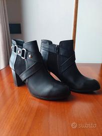 stivaletto con tacco largo