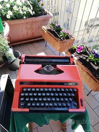 Piccola macchina scrivere rosso arancio