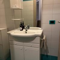 Mobile bagno con lavabo e miscelatore