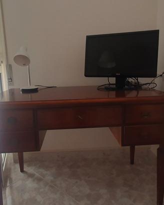 Scrivania e poltroncina studio