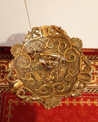 Antico posacenere a colonna in bronzo 