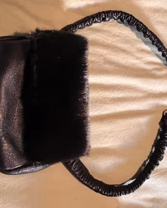 Borsetta vintage in pelle nera e pelliccia