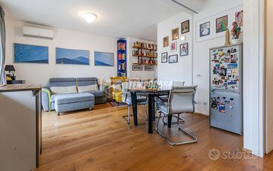 Elegante trilocale luminoso con balcone