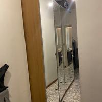 Armadio con ante a specchio