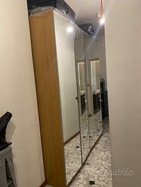 Armadio con ante a specchio