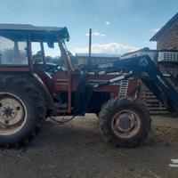 Trattore fiat con pala e forca