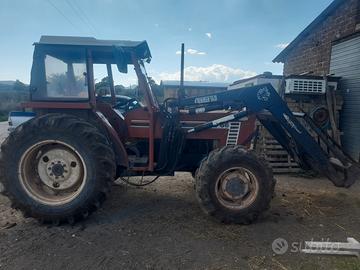 Trattore fiat con pala e forca