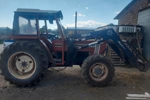 Trattore fiat con pala e forca