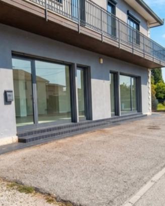 Ampio negozio 150 mq fronte strada