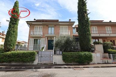 Villa di 527 m² con più di 5 locali a Montevarchi