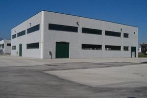 Capannone commerciale su strada principale