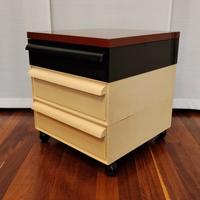 Cassettiera Kartell design Simon Fussell con ruote