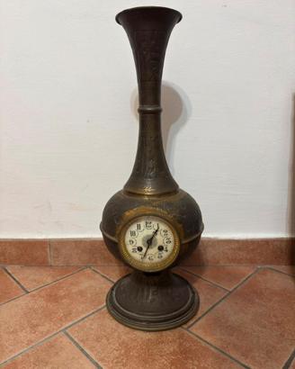 Orologio da tavolo antico design a vaso