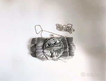 Borsa. Elegante pochette color argento, perfetta p