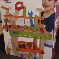 banco da lavoro con attrezzi in legno