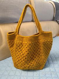 Borsa lavorata a uncinetto pezzo unico