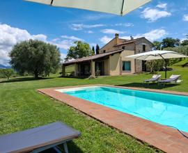 Casale panoramico con piscina a Calvi dell'Umbria