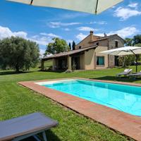 Casale panoramico con piscina a Calvi dell'Umbria