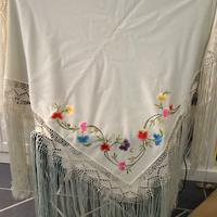 Scialle in Tibet ricamato con frange in seta