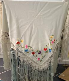 Scialle in Tibet ricamato con frange in seta