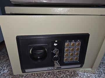 cassaforte digitale con apertura a chiave 